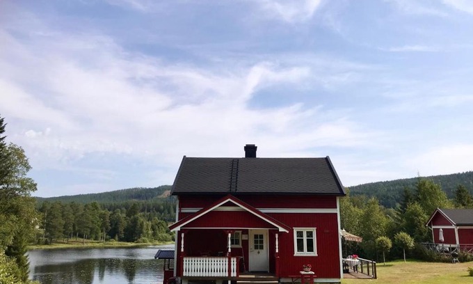 Marbacken Maison | Villa Granhede -sjöläge med badtunna, eldstad med mera