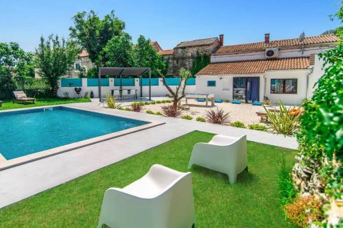 Butkovici Villa | Villa Gravisi by Villa Plus