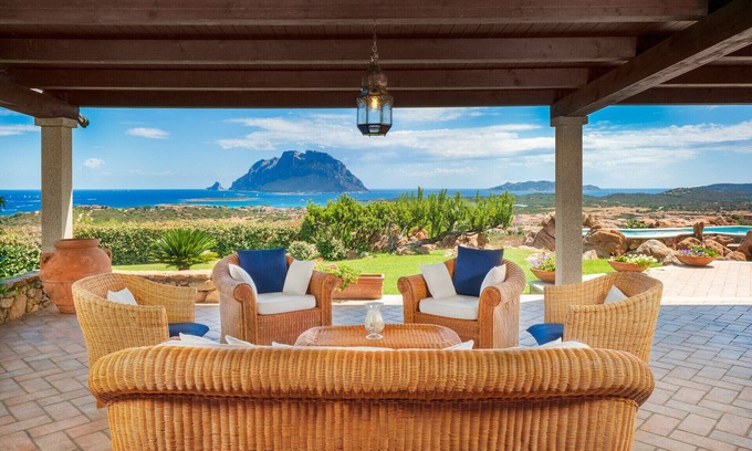 Porto San Paolo Villa | Villa Halliv - piscine à débordement surplombant la baie de Tavolara