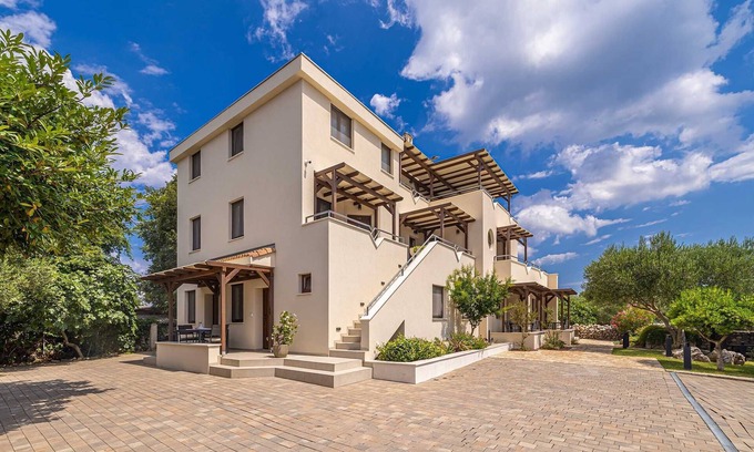 Linardici Appartement | Villa Haya - apartment KAMELIJA with heated pool
