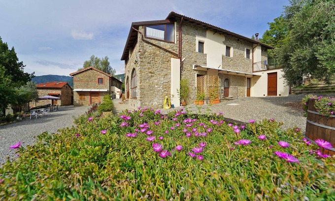 Pontremoli Villa | VILLA ILENIA 24pax, restaurant, grande piscine, WI-FI gratuit, à proximité des Cinque Terre