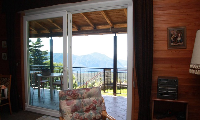 Premeno Maison | Villa dans un endroit ensoleillé dans une grande propriété avec vue panoramique sur le lac, peu coûteux