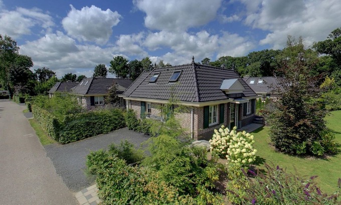 Voorthuizen Villa | Villa avec cheminée extérieure près de la Veluwe