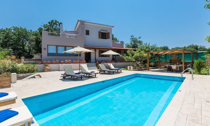 Prines Villa | Villa tranquille avec grande piscine à Réthymnon