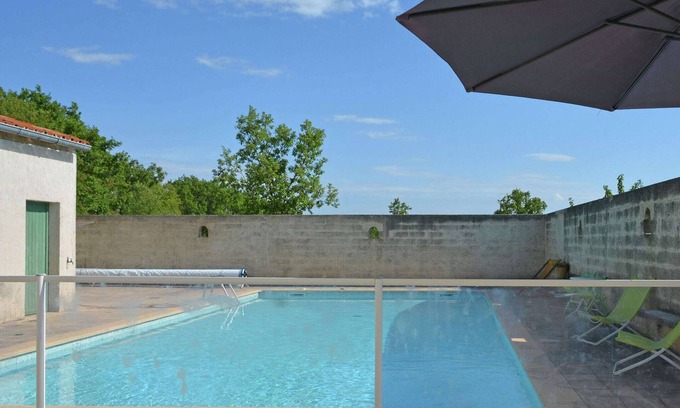 Saint-Privat-de-Champclos Maison | Villa simpliste à Barjac avec piscine