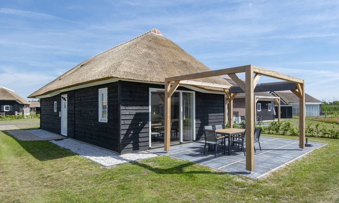 Municipality of Someren Villa | Villa au toit de chaume dans un parc de vacances