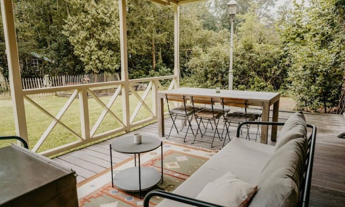 Mol Villa | Villa in the greenery with pond
