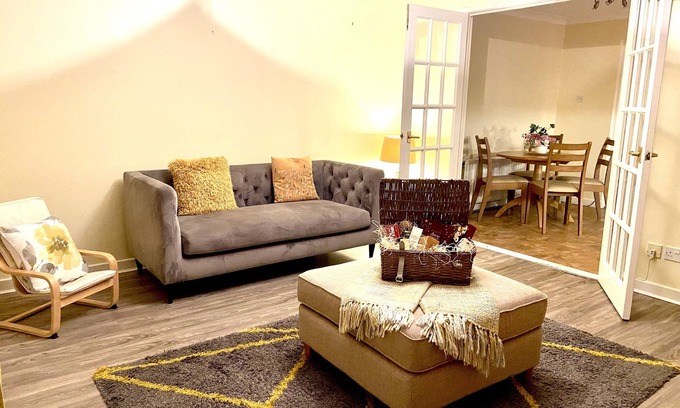 Clydebank Villa | Villa in the Village. Delightful 2 bedroom property in Old Kilpatrick