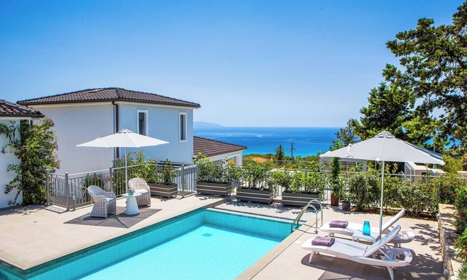 Leivathos Villa | Villa Indikon - Cette villa comprend une vue sur la mer, un parking hors route et A / C