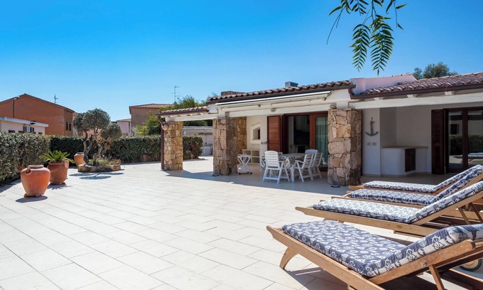 Porto San Paolo Villa | Villa Isabella avec jardin, terrasses et piscine partagée ; parking dans la rue