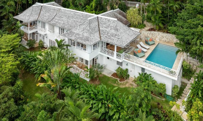 Drapers Villa | Villa Jamille Stunningly Designed w/ Pool, Sauna & Beach Access