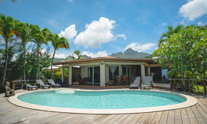 Papeto'ai Villa | Villa Julietta Beach by ENJOY VILLAS MOOREA , Villa bord de lagon avec piscine