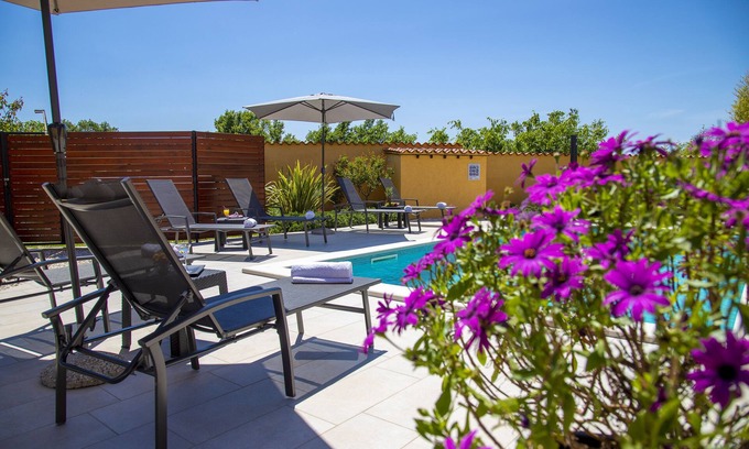 Galizana Villa | La Villa Karin est spacieuse et offre un grand jardin avec une piscine privée