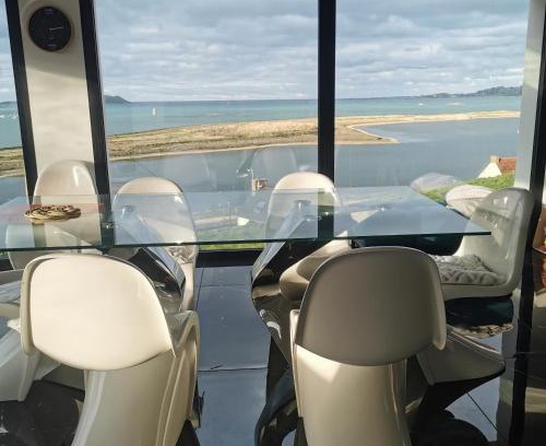 Louannec Villa | Villa l'hermine Vue mer exceptionnelle, prestation luxe contemporaine avec cinema et spa, borne voit électrique