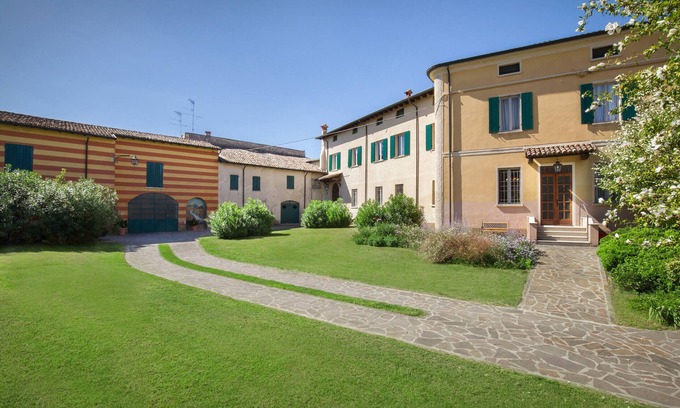 Volta Mantovana Villa | Villa L'Oleandra with Pool up to 12 People