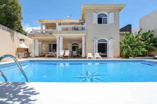 Playa del Cable Appartement | Villa La Concha Beachfront Heated Pool
