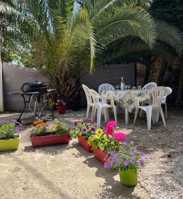 Plaine de la Brague Villa | Villa la Désirée ,haut de la villa, entièrement rénovée, 4 étoiles, climatisé, parking privé et 120m2 de jardin
