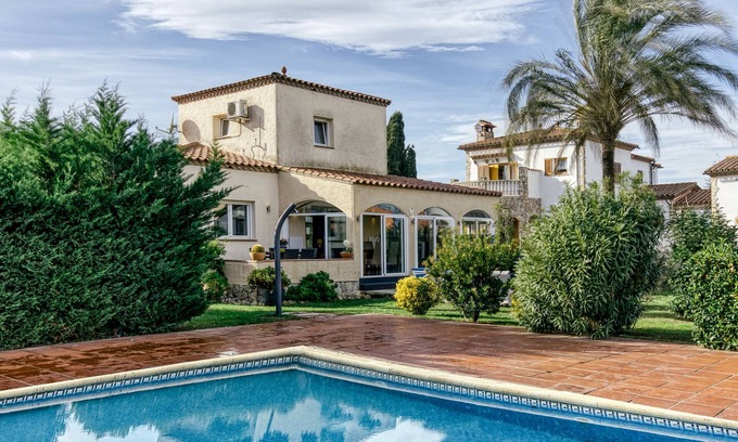Torroella de Fluvia Villa | Villa 'La Haya' avec piscine partagée, Wi-Fi et climatisation.