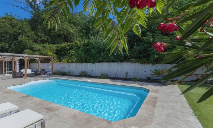 11th Arrondissement Maison | Villa La Tahitienne S