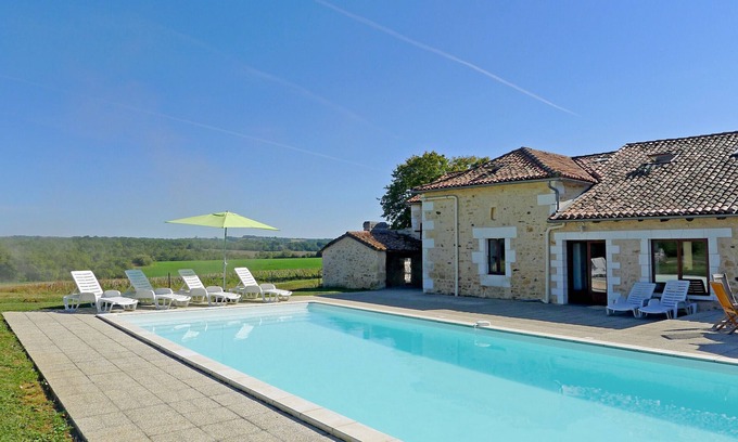 Mainzac Villa | Villa Le Breuil – Villa familiale avec piscine et vue en Charente