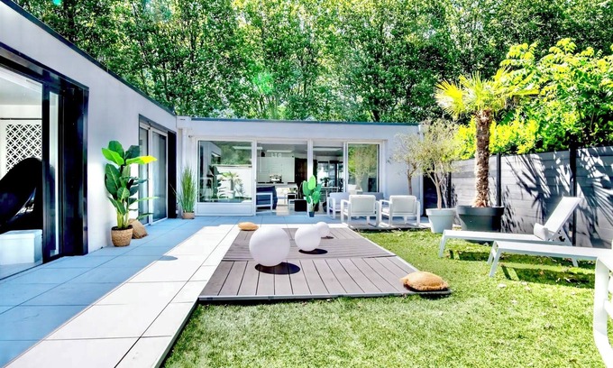Mons-en-Baroeul Villa | Villa Lille Métropole, proche vieux Lille, golfs. 9 couchages & jardin