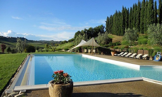 Poggibonsi Villa | Villa Lionella: Une splendide villa de trois étages entourée de prairies et de collines verdoyantes.
