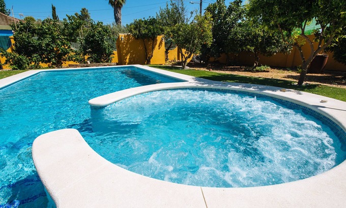 Almensilla Chalet De Ski | Villa Los Naranjos, oasis avec jacuzzi à 15 minutes de Séville