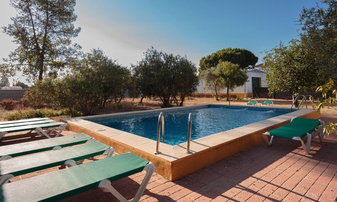 Marchena Villa | Villa Los Pinos avec piscine, connexion Wi-Fi, climatisation, terrasse et jardin