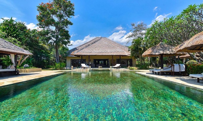 Dencarik Villa | Villa de luxe face à la plage privée.