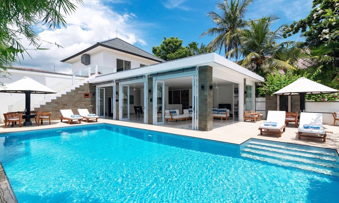 Dencarik Villa | Villa Lovina-beach 2, villa de luxe 5 *, personnel, front de mer, piscine, barattrip gratuit