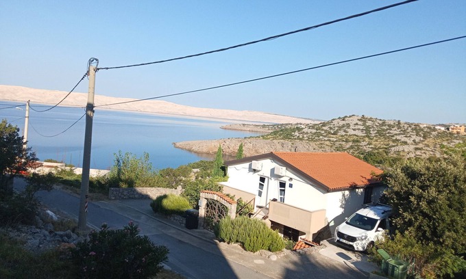 Cesarica Appartement | Villa Luce. Appartement spacieux 70 m de la mer, avec vue sur la mer à Karlobag.