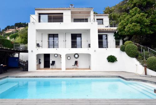 Cavalaire-sur-Mer Maison | Villa luxueuse moderne avec piscine & récemment rénovée, vue mer exceptionnelle!
