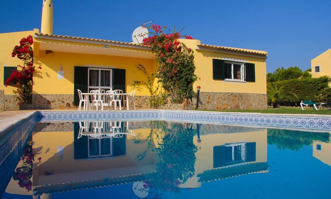 Almancil Villa | Charmante villa avec piscine privée et jardin située dans une ferme de rêve