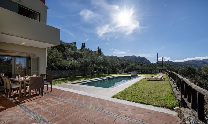 Milia Villa | Villa 'Malathiros 6 with Private Pool' avec vue sur la mer, Wi-Fi et climatisation