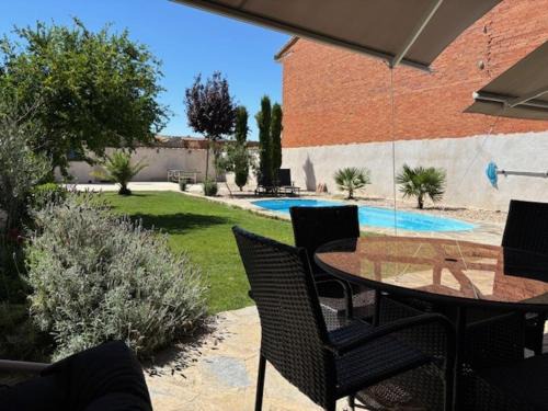 Totanes Appartement | Villa Mandrés. Casa con jardín y piscina. Proximo a Puy Du Fou.