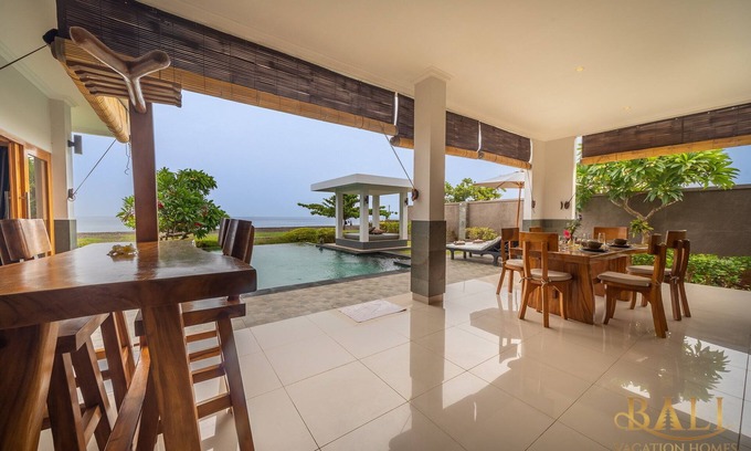 Kalisada Villa | Villa Manik Segara · Villa Premium 3BR face à l'océan / plage!