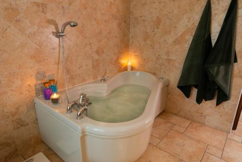 Aosta Appartement | Villa Mara - Aosta - 200 mq - WiFi - Jacuzzi - Parcheggio - Giardino