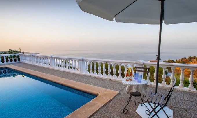 Salobrena Villa | Villa Maria Jesus avec vue sur mer et montagne, piscine, jardin et Wi-Fi.