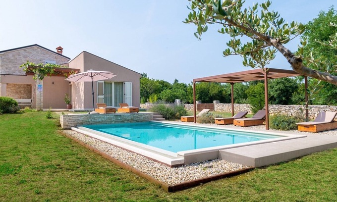Brajkovici Villa | Villa Marten avec jardin clôturé et piscine privée à débordement