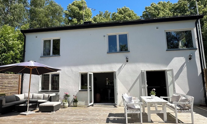 Nasbypark Maison | Villa med perfekt läge - bo nära havet, butiker och nå Stockholm city på 20 min.