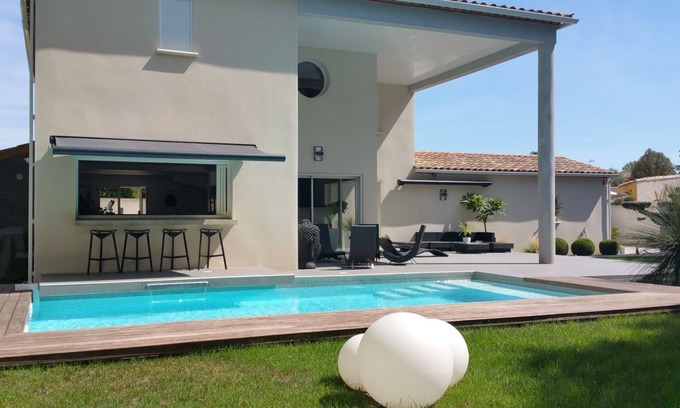 Verargues Villa | Villa moderne climatisée, piscine privée, jardin Zen, salle de sport