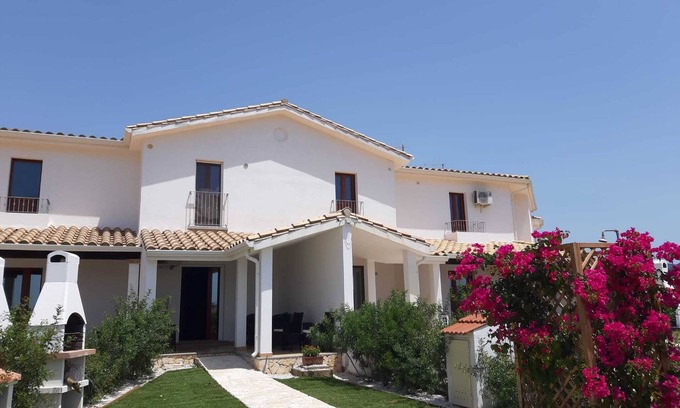 Sant'Anna Arresi Maison | Villa Mirto house with pool, barbecue, wi.fi and with pets allowed