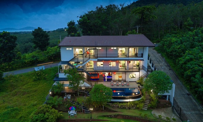 Chalong Villa | Villa privée moderne avec piscine et vue sur la montagne Tropical Living.