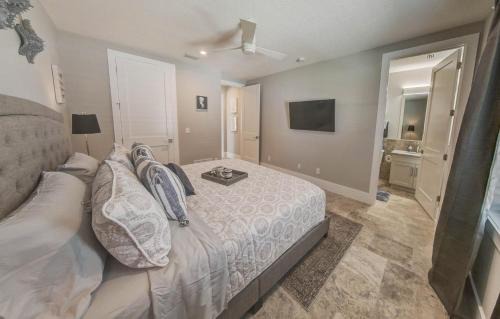 Marineland Acres Maison | Villa Nautilus New Lux 3 Story Pool Hot Tub Home with Elevator- Steps away from the beach