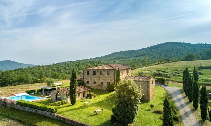 Rapale Villa | Villa près de Sienne avec 9 chambres, piscine privée chauffée, jacuzzi, sauna et A / C!