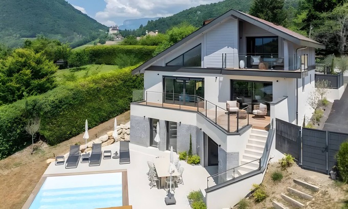 Talloires-Montmin Villa | Villa 'Near Village and Lake' with Lake View, Wi-Fi and Air Conditioning