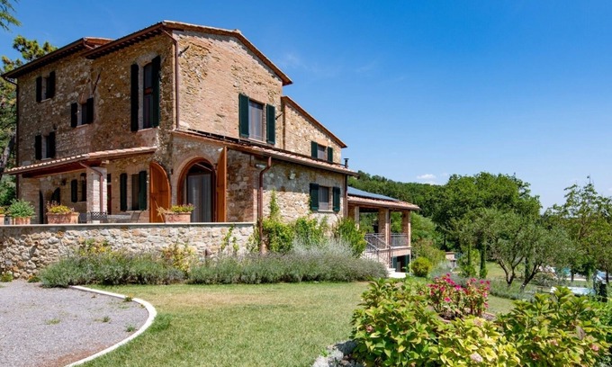 Montepulciano Villa | Promenade à Montepulciano de Villa Nobile, votre maison de luxe avec piscine en Toscane!