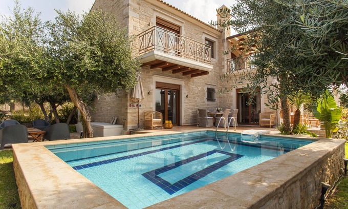 Magnisia Villa | Villa de luxe avec piscine privée et décoration délicate.