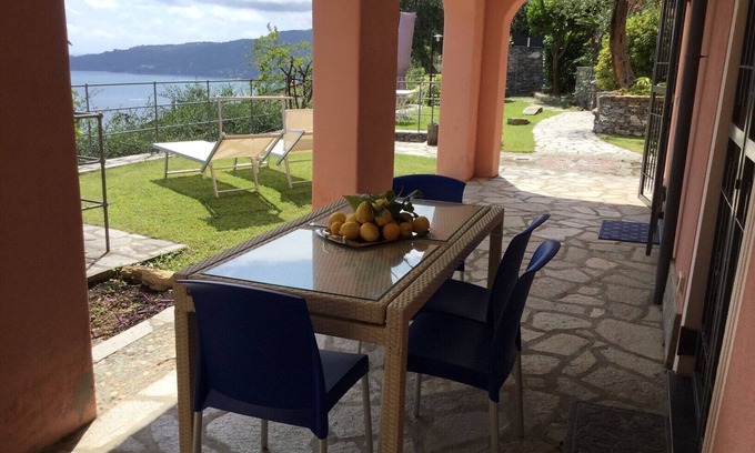 Zoagli Appartement | Villa Olivia apartment: terrace, portico, Portofino Gulf view