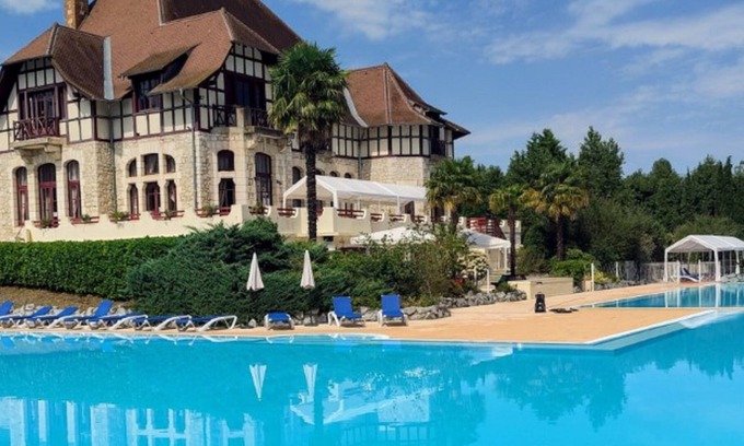Daumazan-sur-Arize Maison | Villa on estate with 2 swimming pools